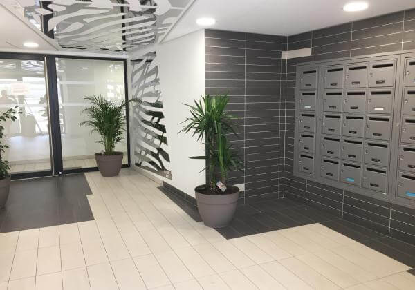 Hall intérieur de copropriété avec boîtes aux lettres