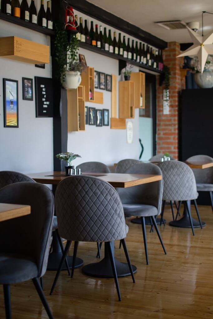 Intérieur de restaurant avec tables et chaises