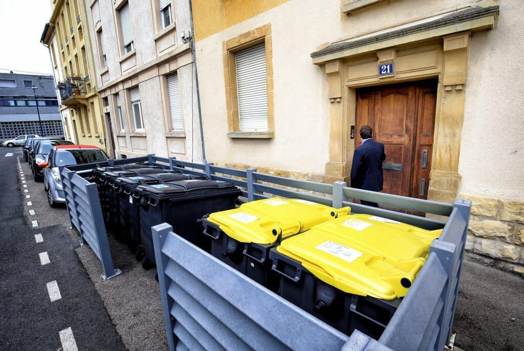 Emplacement de sortie de conteneurs poubelles dans la rue